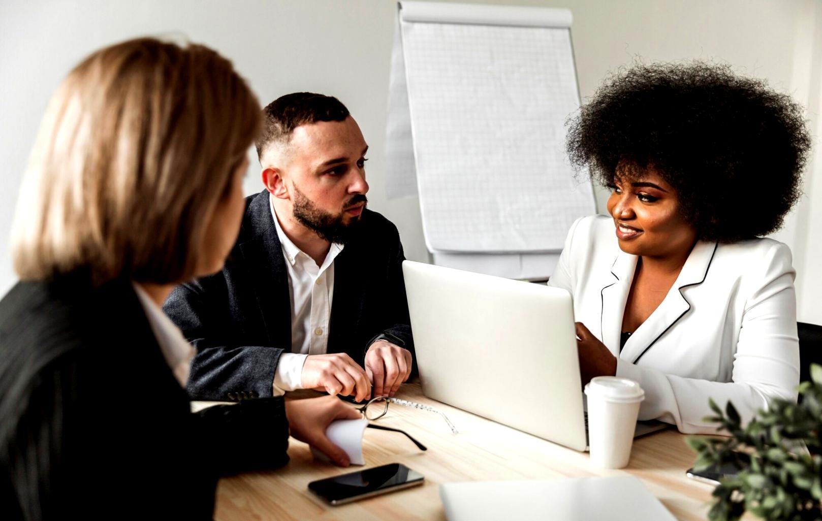 Groupe de participants collaborant lors d'un atelier financier interactif